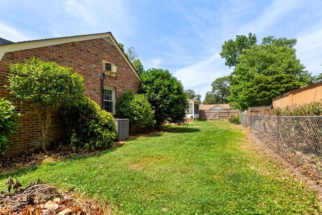 Building Photo - Thoroughgood