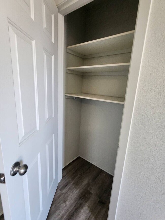 Building Photo - 352 S Calapooia St