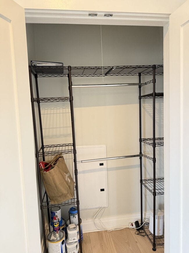 Building Photo - Bright Top-Floor 1BR Condo in Columbia Hei...