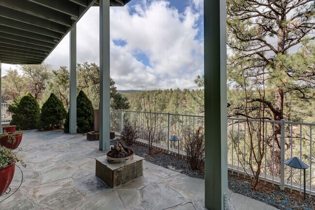 Building Photo - Incredible Home with Lake Views!