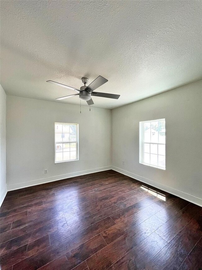 Building Photo - Remodeled 2 Bedroom, 2 Bath Home Reay for New Tenants- Lots of Storage- Near Historic Riverside- ...