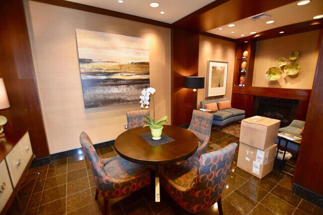 Building Photo - Beautiful Downtown 2 Bedroom Condo - Spaci...