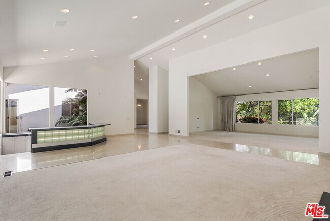 Building Photo - 811 N Hillcrest Rd