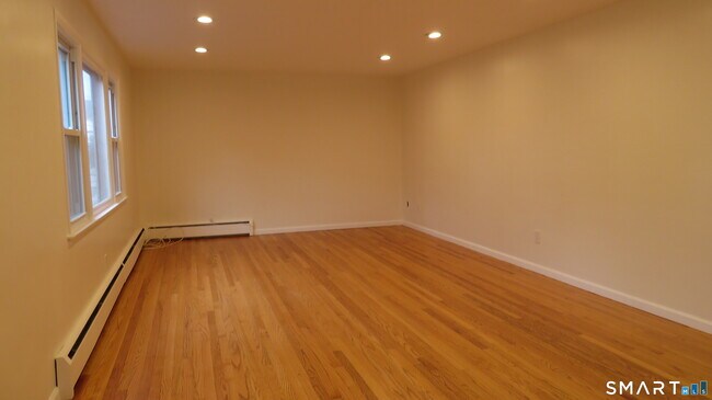 Building Photo - 24 Congress St