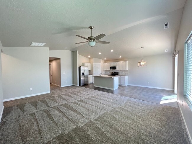 Building Photo - Newer 3 bed 2 bath with a home office just...