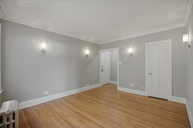 Building Photo - Large Studio in Andersonville