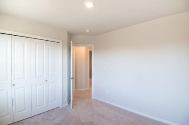 Building Photo - Beautiful newer construction 4 bed, 2.5 ba...