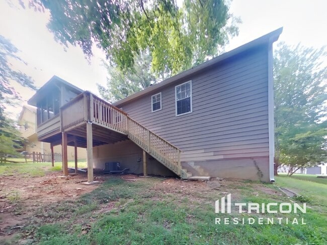 Building Photo - 1025 Brenton Dr NW