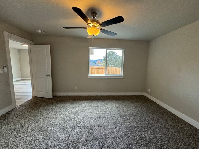 Building Photo - Green Area 3-Bedroom, 2-Bath Duplex with Garage