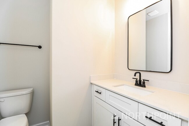Building Photo - Beautiful 3BR 3.5BA Townhome w/ Full Appliance Kitchen Garage Parking in University