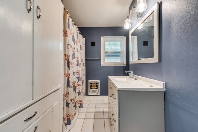 Building Photo - 1014 W Belden St