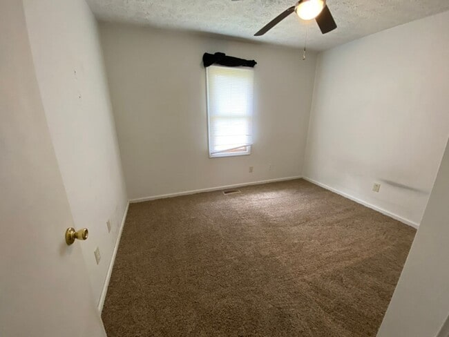 Building Photo - 2 bed - 1 bath - 1 Car Garage Duplex w/ Utilities