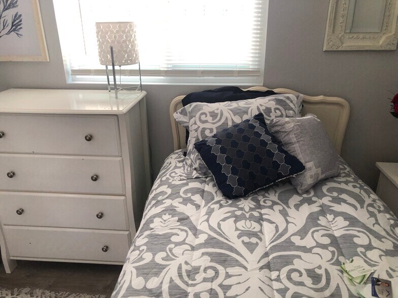 Building Photo - 9310 Dempster Dr