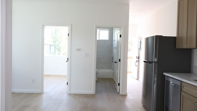 Building Photo - 3 bedrooms 2 baths Duplex- ADU style.