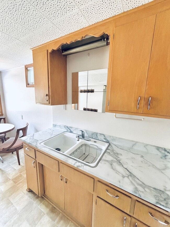 Building Photo - Quaint 1bed 1bath Lower Level Unit, With P...