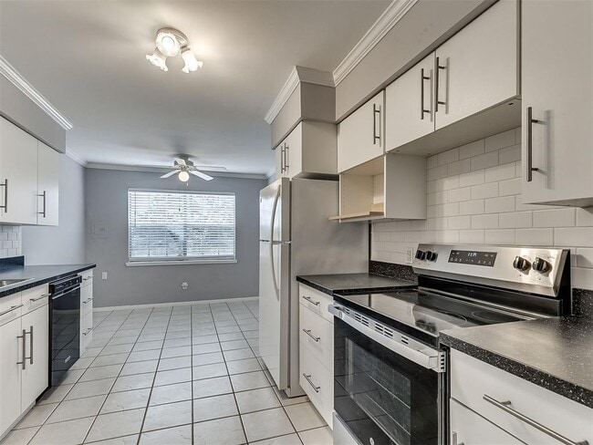 Building Photo - 1703 E Lindsey St