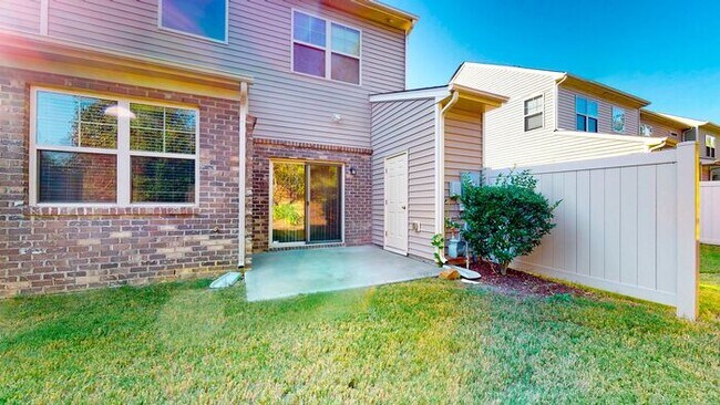 Building Photo - Inviting End Townhome with Loft, Granite Kitchen & 2-Car Garage , Near RTP, RDU, I-40 & I-540