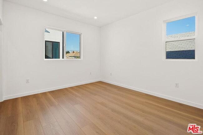 Building Photo - 1731 1/2 S New Hampshire Ave