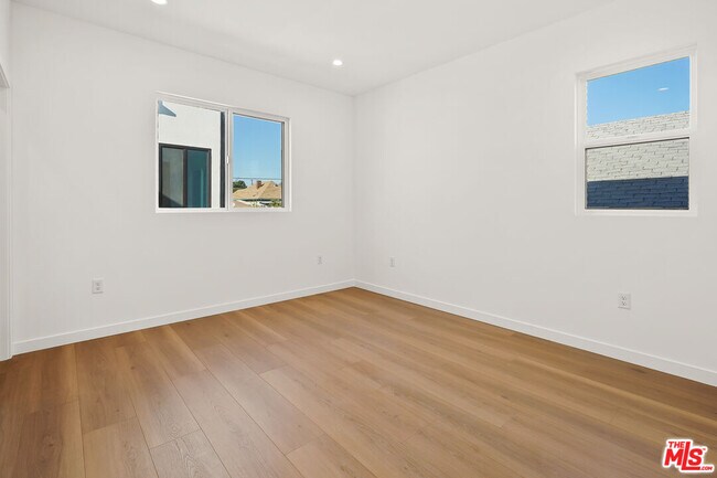 Building Photo - 1731 S New Hampshire Ave