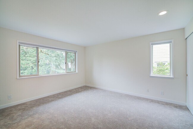 Building Photo - 2bd/2.5ba Kirkland Townhome
