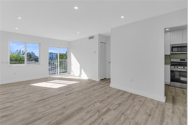 Building Photo - 7925 Carlyle Ave