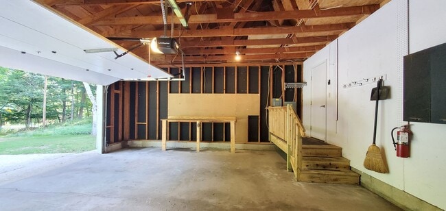 Building Photo - 4 Bedroom Parsonage Property 1 Mile to Fra...