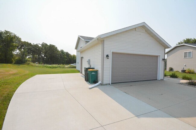 Building Photo - Gorgeous 4br home on nice lot with no backyard neighbors!