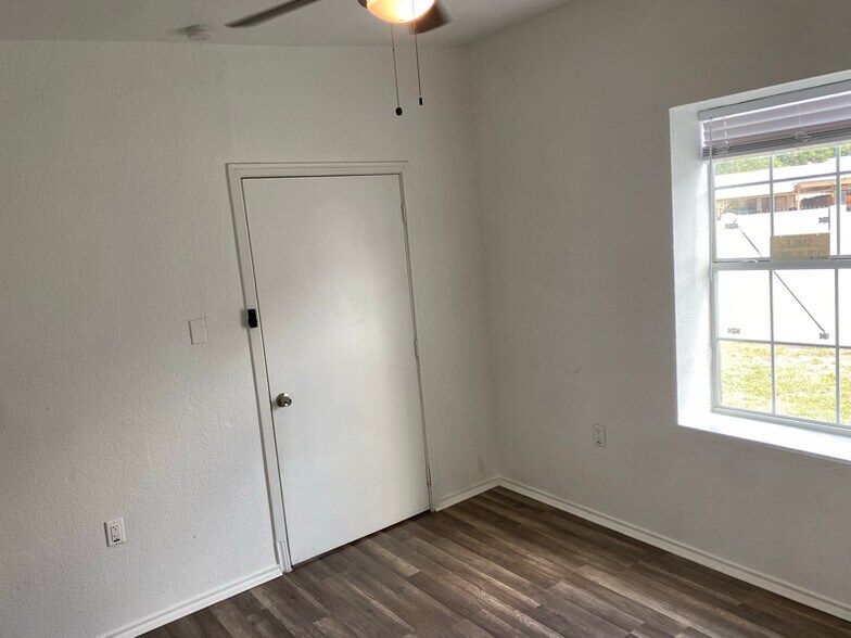 Building Photo - 5415 Buena Vista St