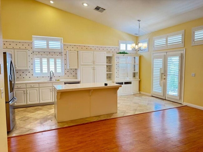 Building Photo - Charming single-story house with 3 beds and 2 baths