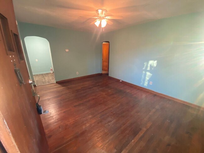Building Photo - 2BR/1BA, conveniently located
