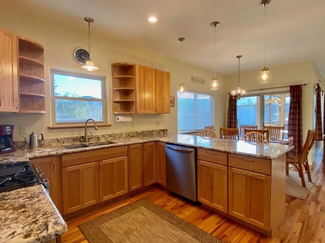 Building Photo - Furnished Downtown Black Mountain- Top Floor Unit with Roof Top Deck!