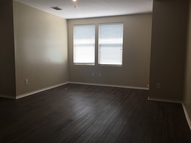 Building Photo - 2804 Lake Vista Dr