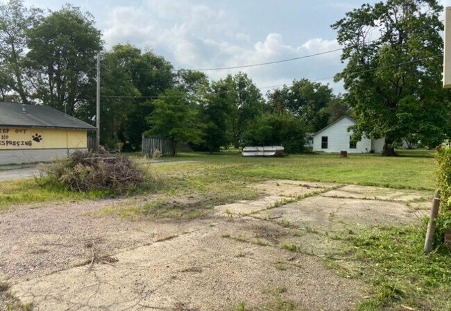Building Photo - Commercial OR Residential! - $390 Month / $700 Down