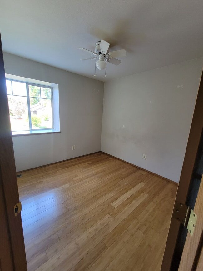 Building Photo - 3 bedroom home with 2 car garage built in ...