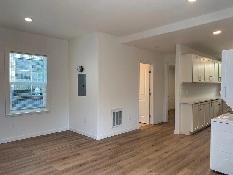 Building Photo - 666 9th St