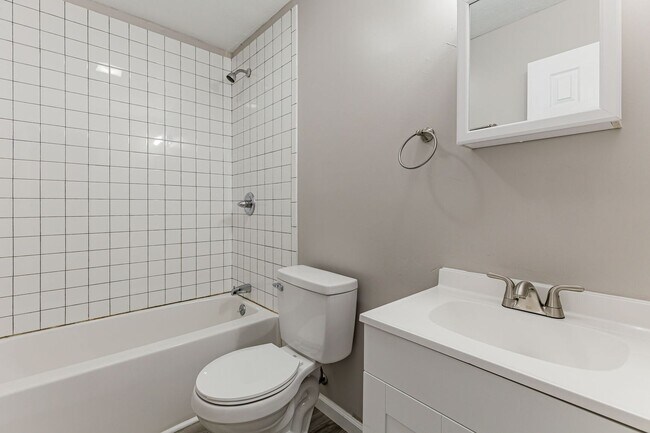 Building Photo - 1601 Kings Way