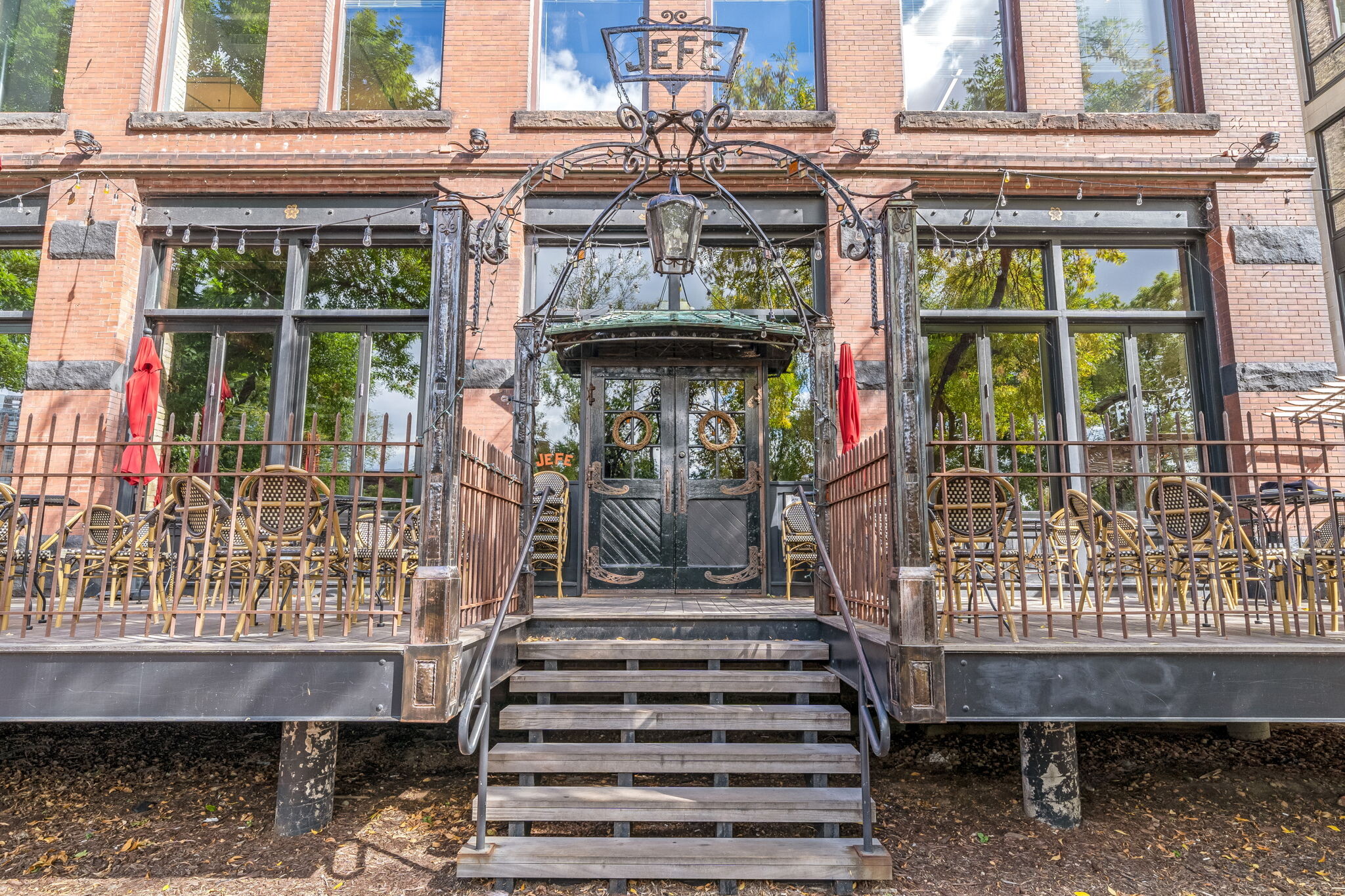 Restaurant Jefe - 220 2nd St NE