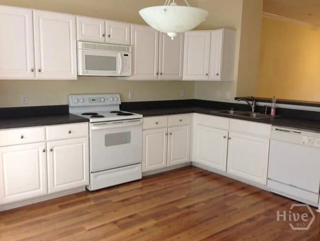 Building Photo - 205 Woodstone Dr