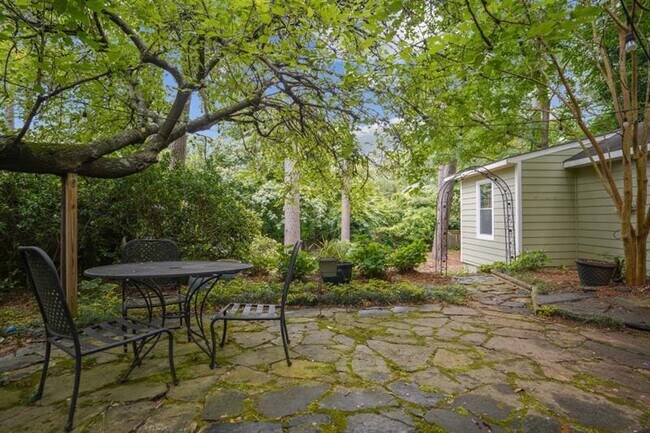 Building Photo - 615 Sycamore Dr