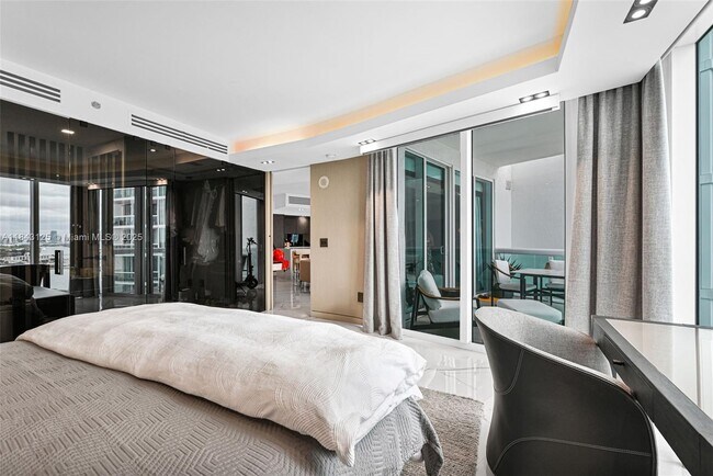 Building Photo - 1000 South Pointe Dr