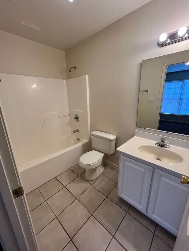 Building Photo - 2BD/2.5BA Unit at Water Oaks in Hickory!