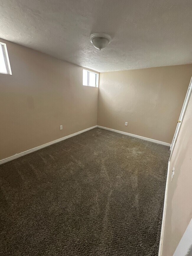 Building Photo - Charming basement apartment
