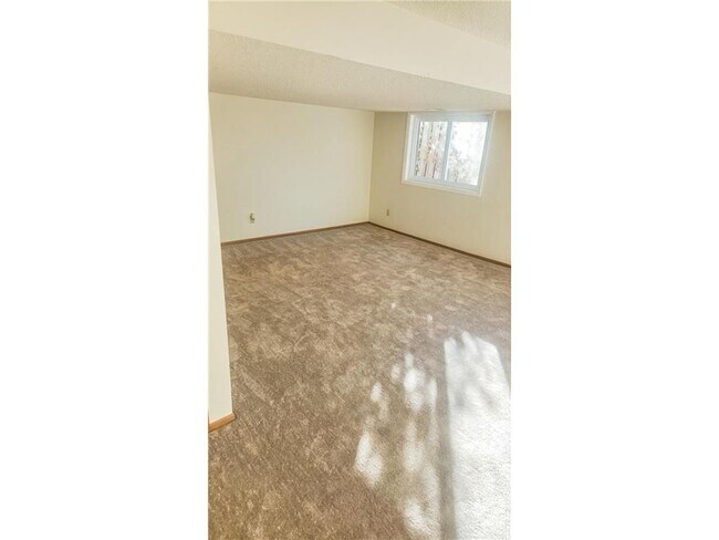 Building Photo - 9 Heights Rd NE