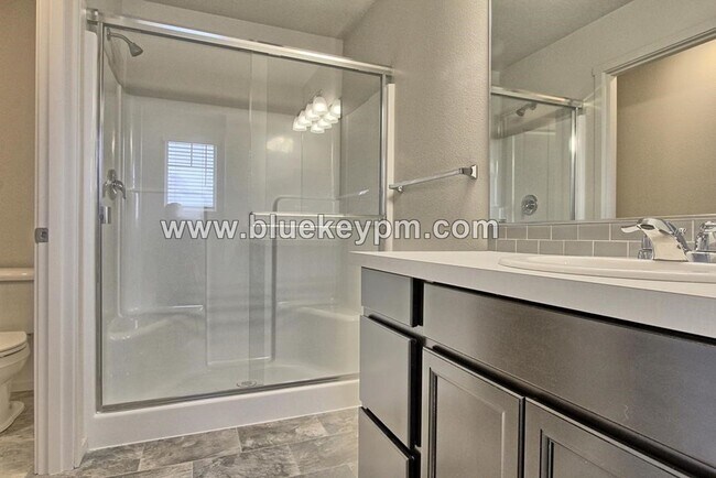 Building Photo - 3 Bed, 2.5 Bath Townhome in East Vancouver