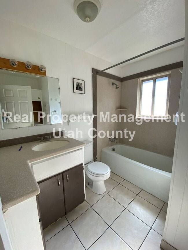 Building Photo - 341 N 400 W St