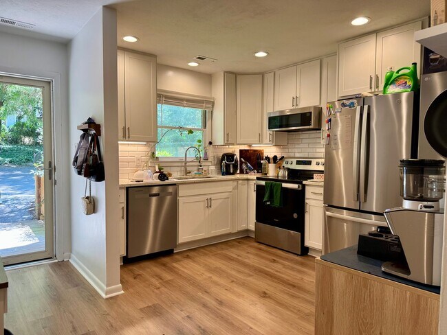 Building Photo - 2812 Wayland Dr