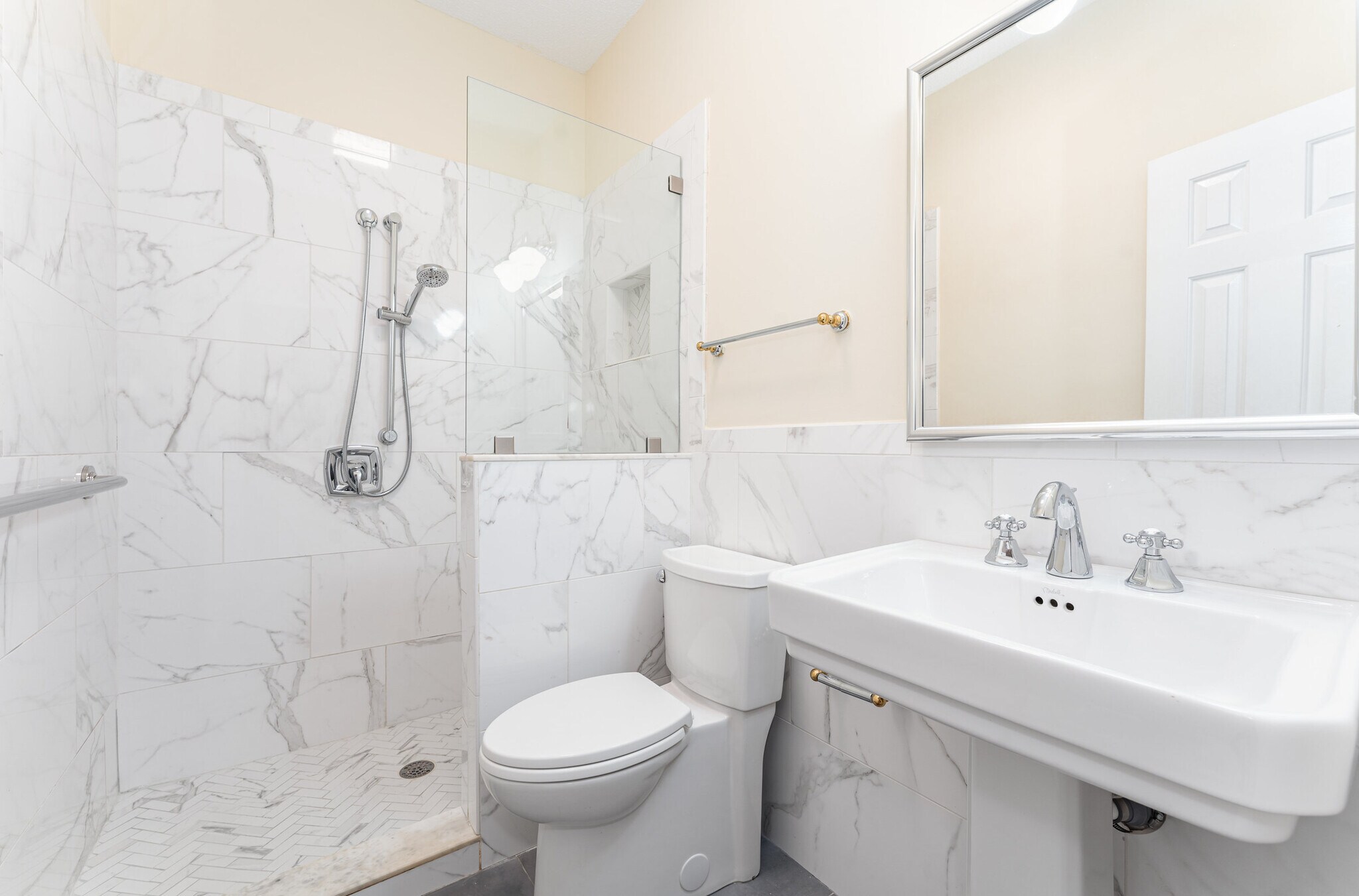 Building Photo - 4332 Southern Oak Dr