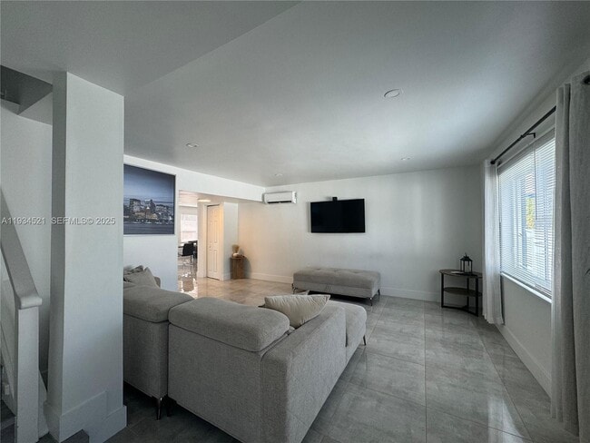 Building Photo - 1904 SW 28th St