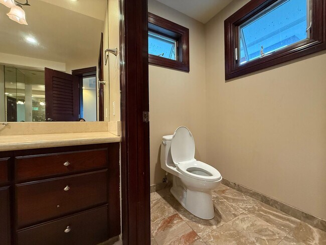 Building Photo - 466 Portlock Rd