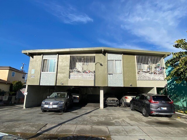Building Photo - 2823 S. Cloverdale Ave.